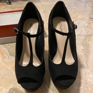 Black velvet heels SIZE 9 Used only ONCE
